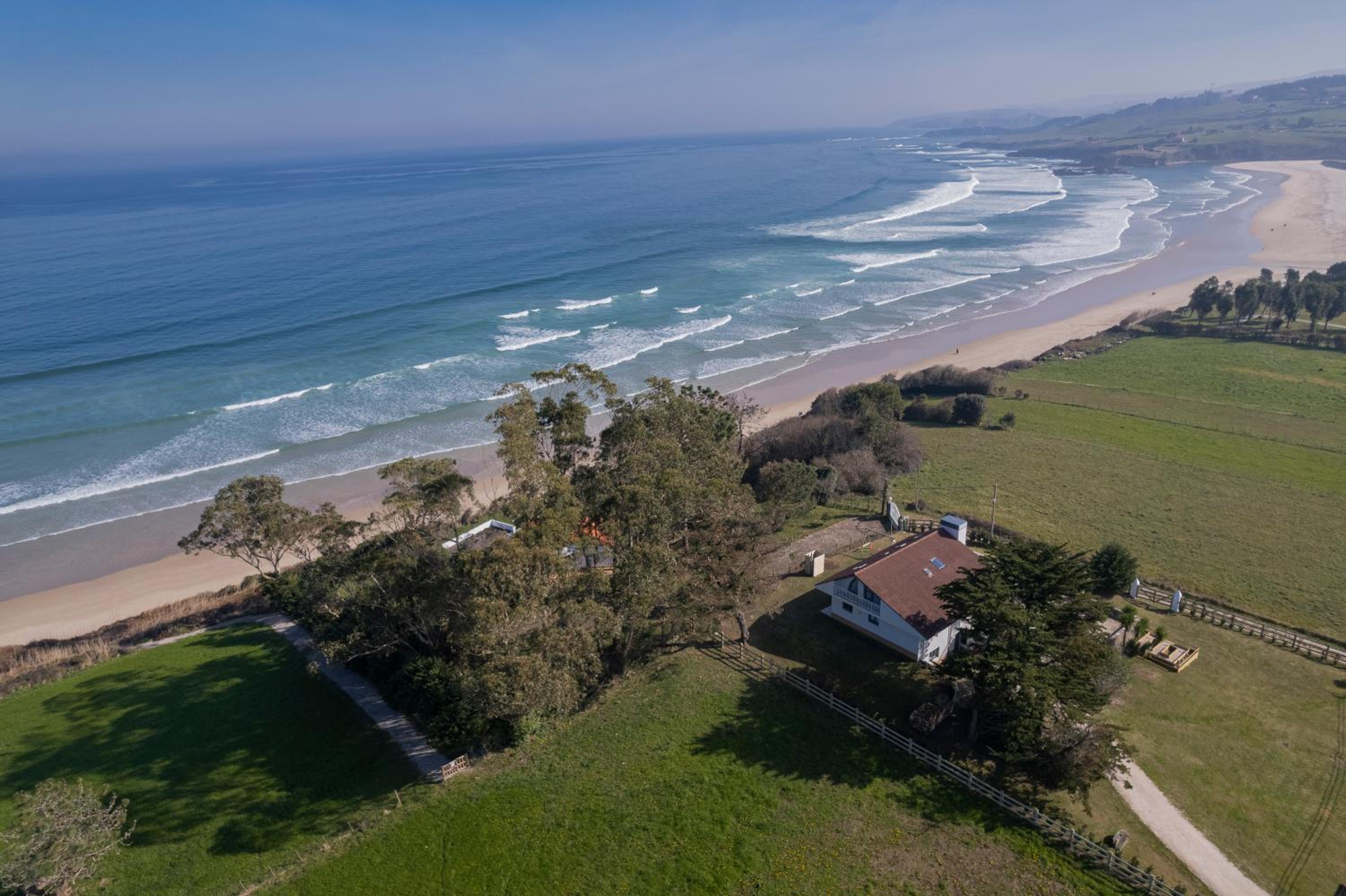 Wishome-Villa en Oyambre playa, con piscina privada climatizada, Comillas