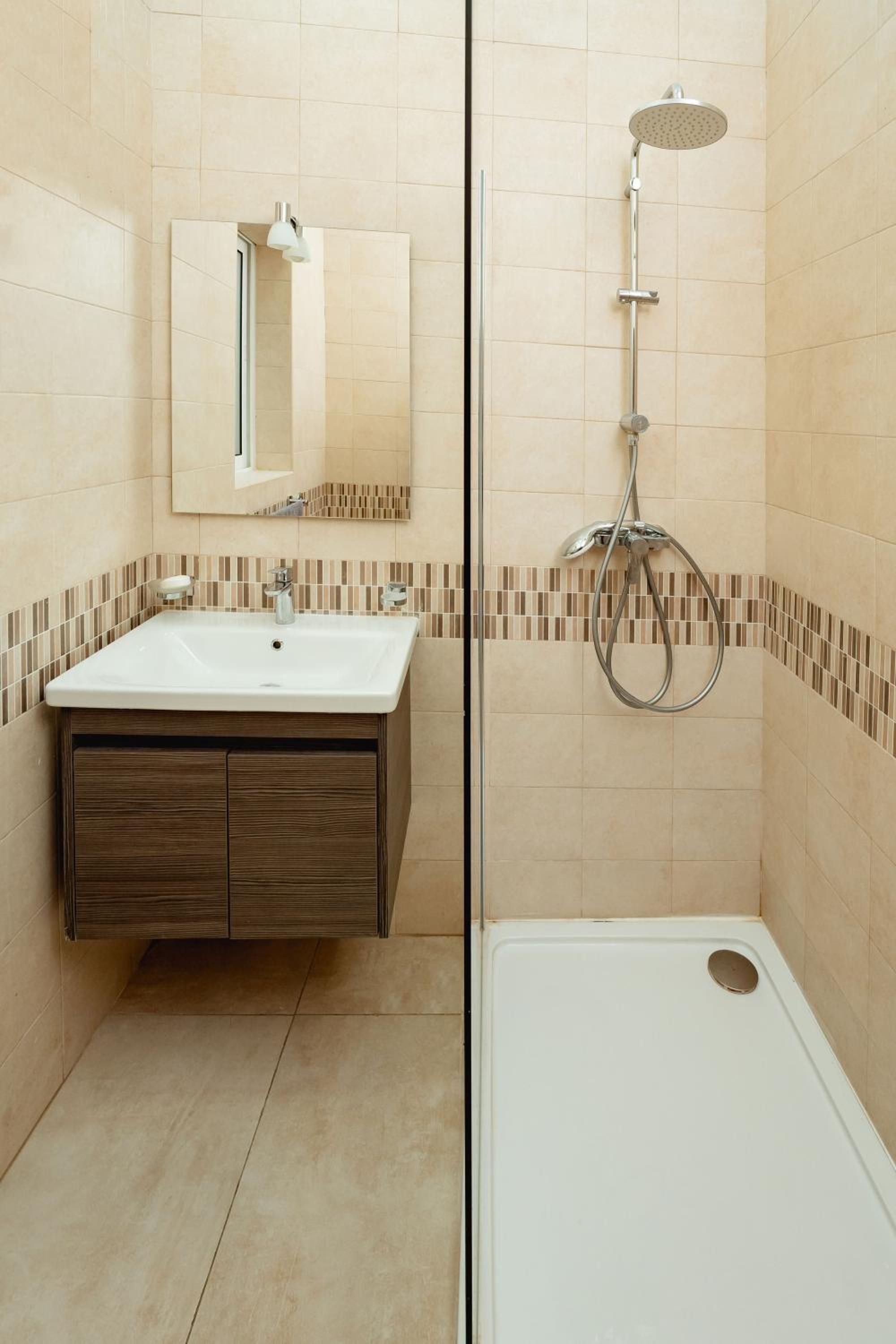 Classic 2BDR Designer Home! Close to Sea view 4