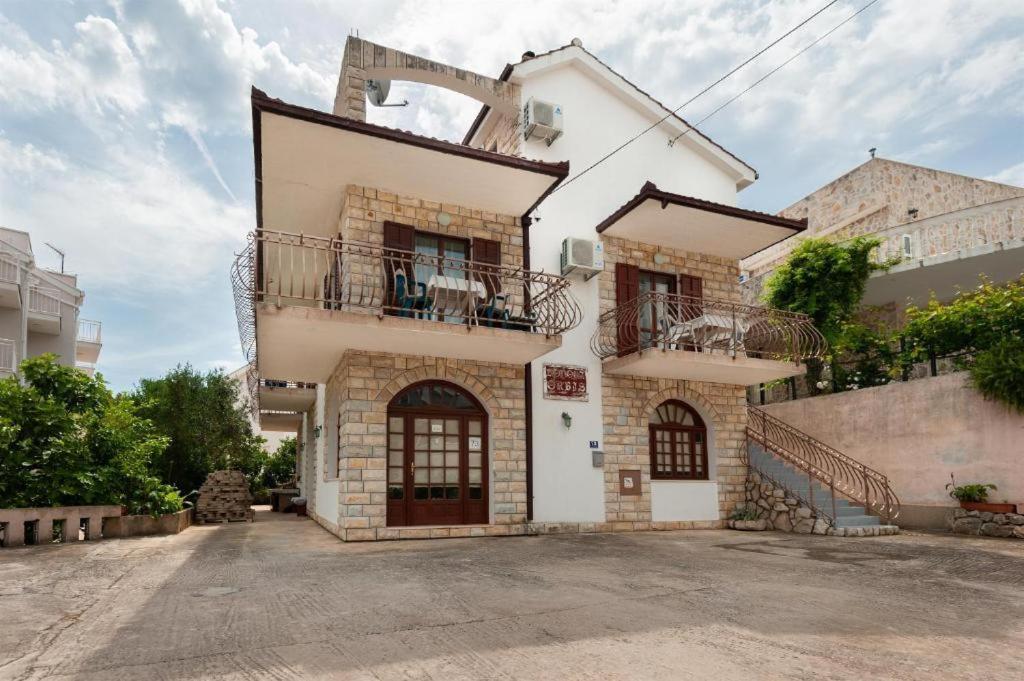 Maribela Apartments