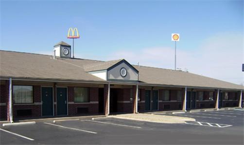 Pine Bluff Vacations - Redwood Inn - White Hall - Property Image 4