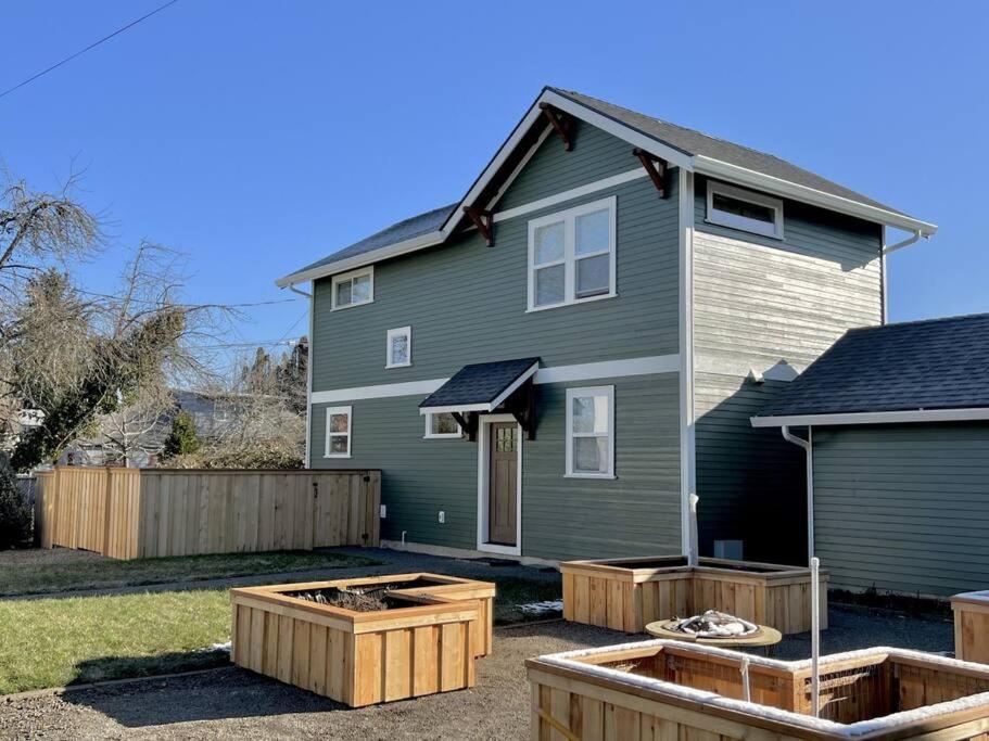 Albany Vacations - Brand New Custom Built Cottage in Downtown w/Pool! - Property Image 3