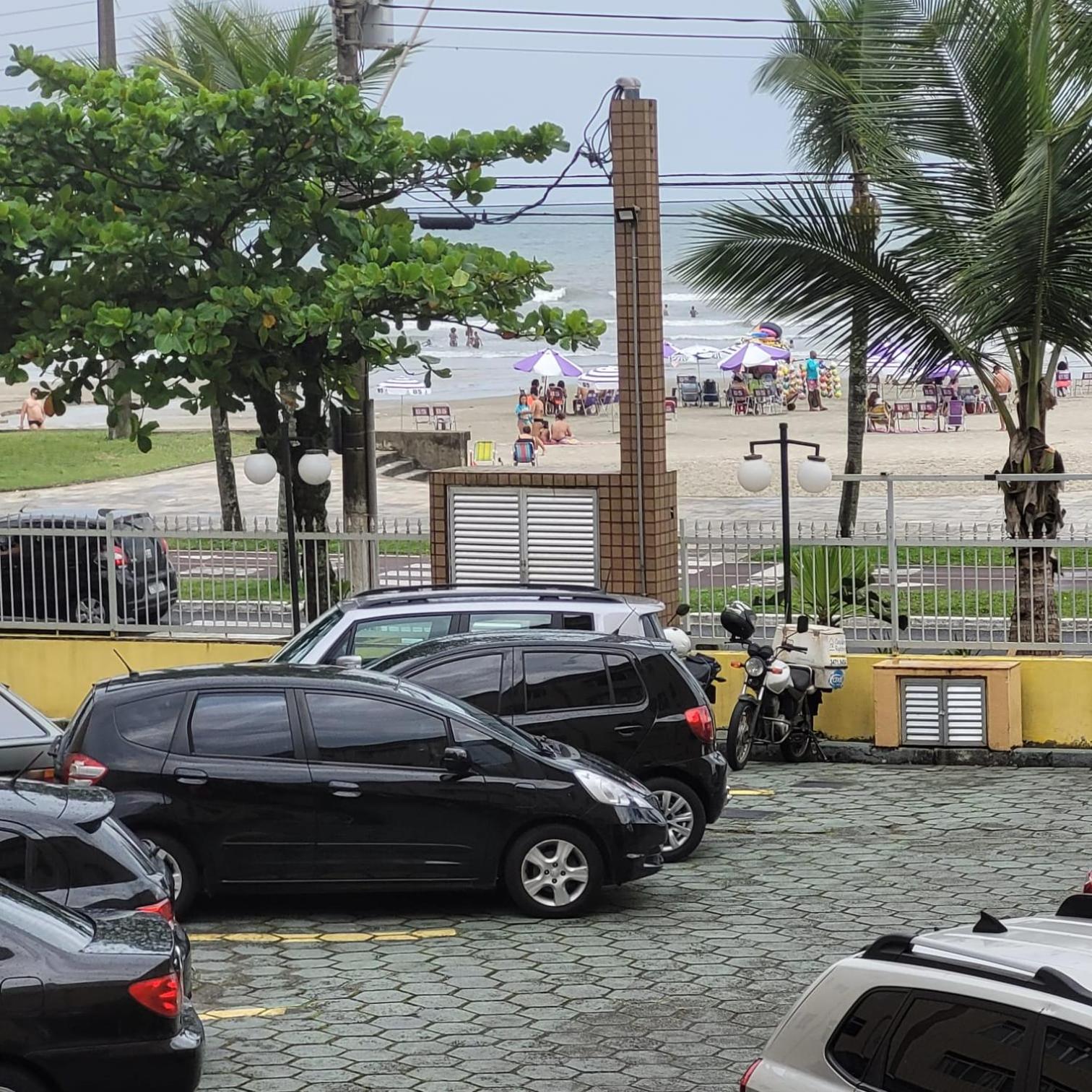 Kitnet frente pro mar em Vila Caiçara, portaria 24 hs e wifi