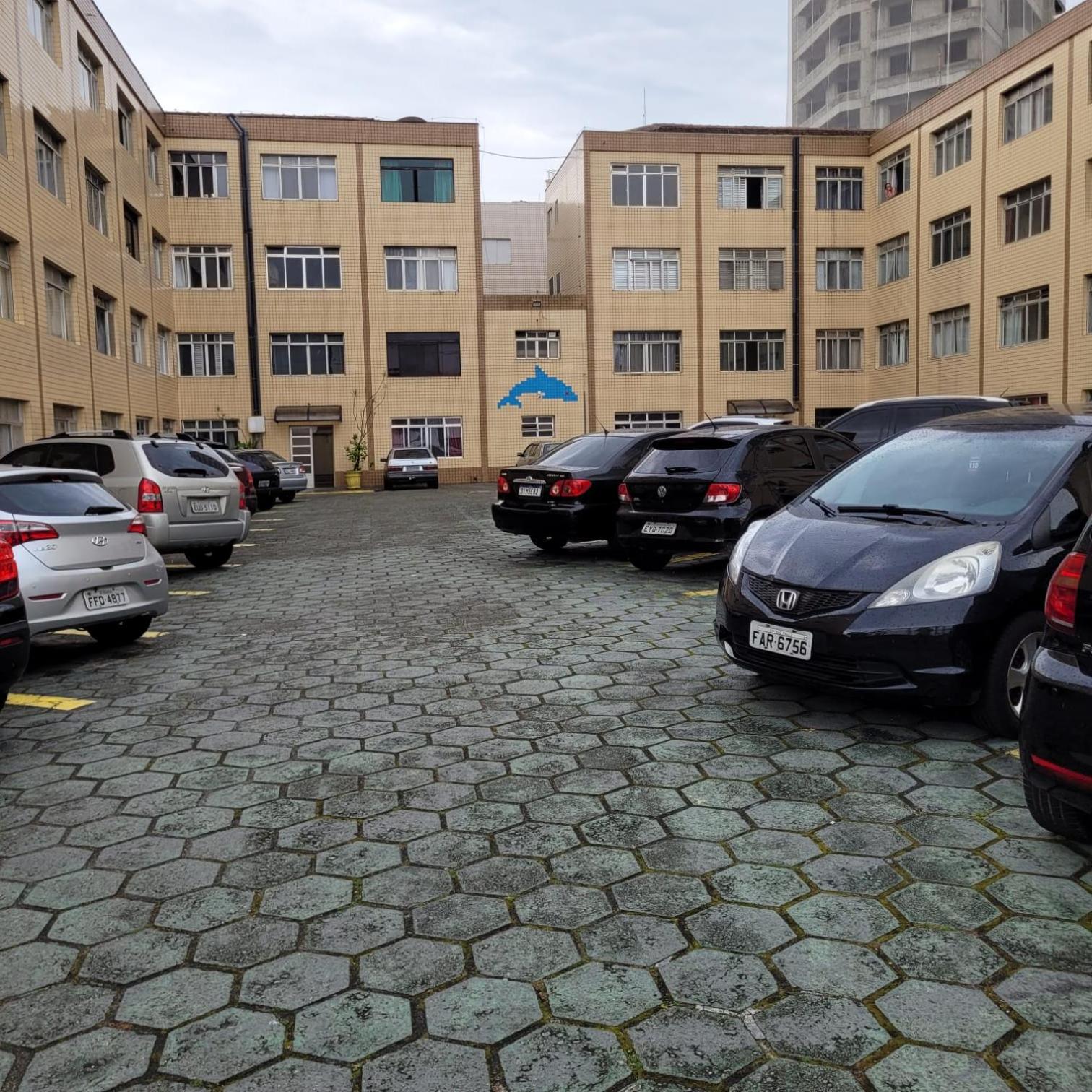 Kitnet frente pro mar em Vila Caiçara, portaria 24 hs e wifi