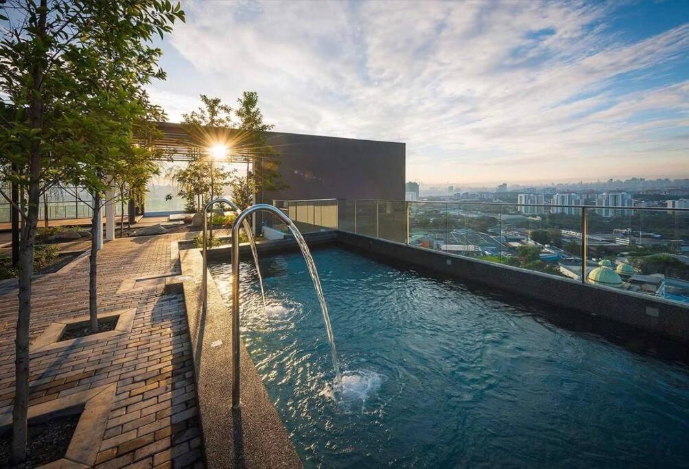 Selayang 18 Residences (100mbps Wifi & Netflix)
