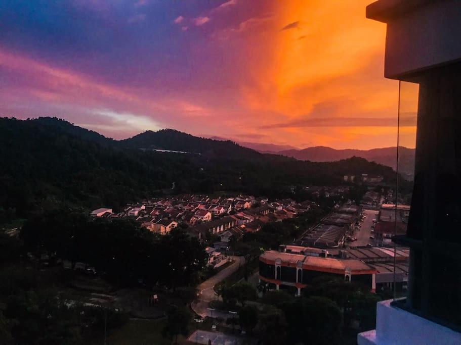 Selayang 18 Residences (100mbps Wifi & Netflix)