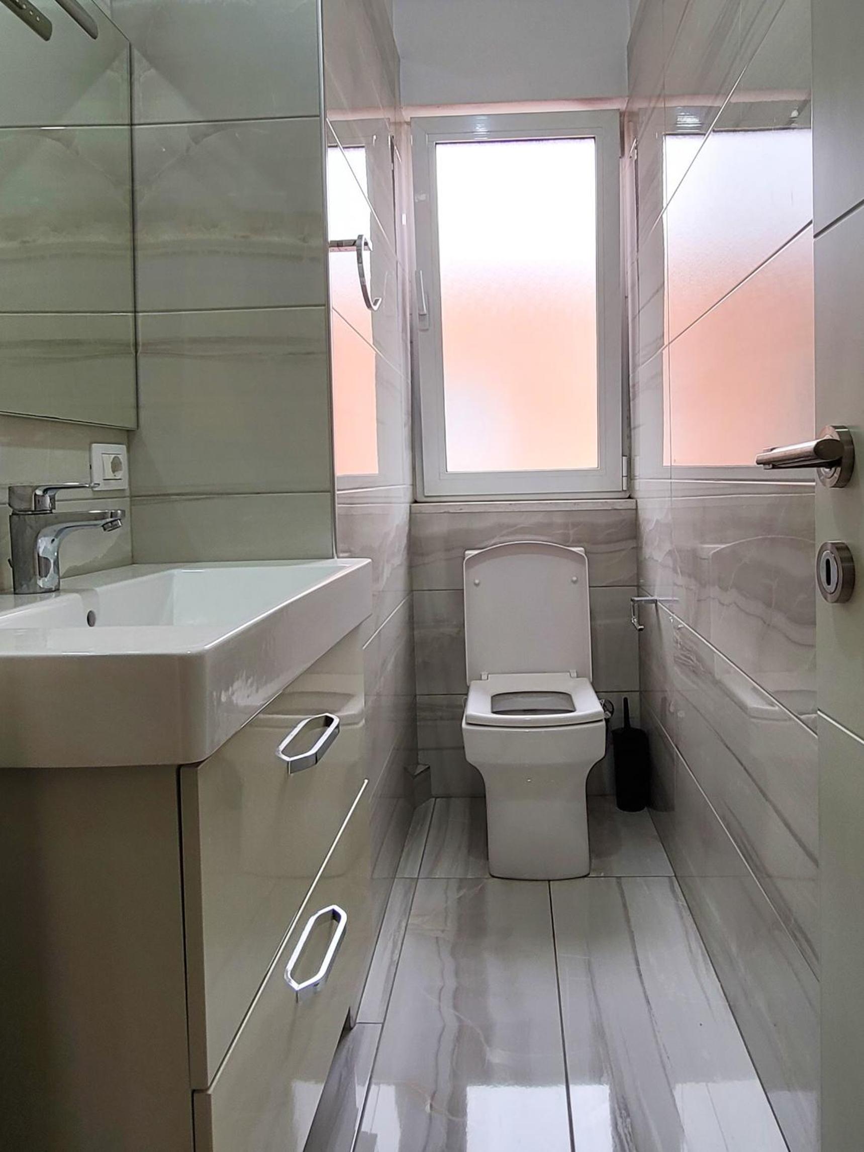 Modern 1BR Skyline City View - Central Tirana