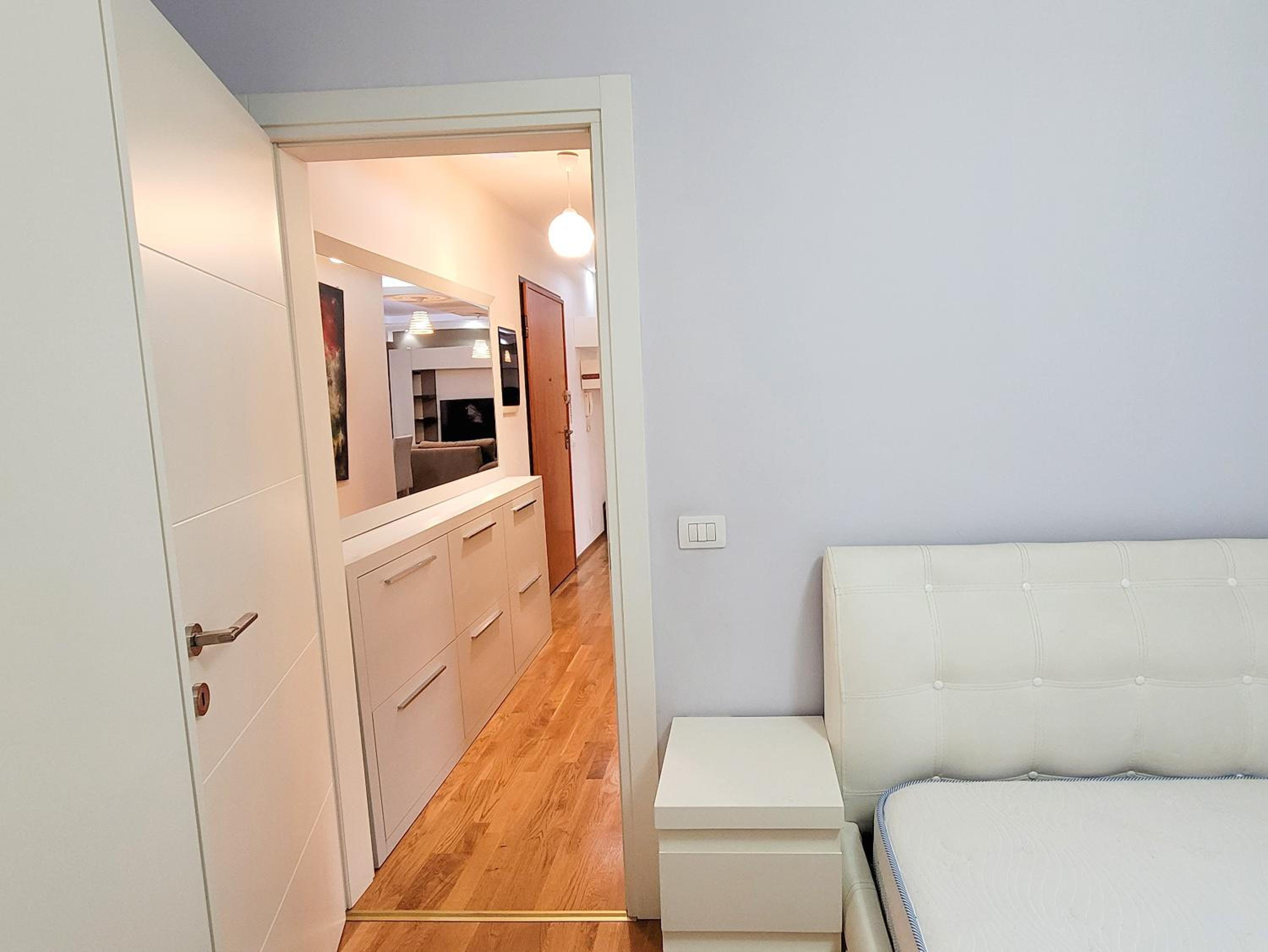 Modern 1BR Skyline City View - Central Tirana