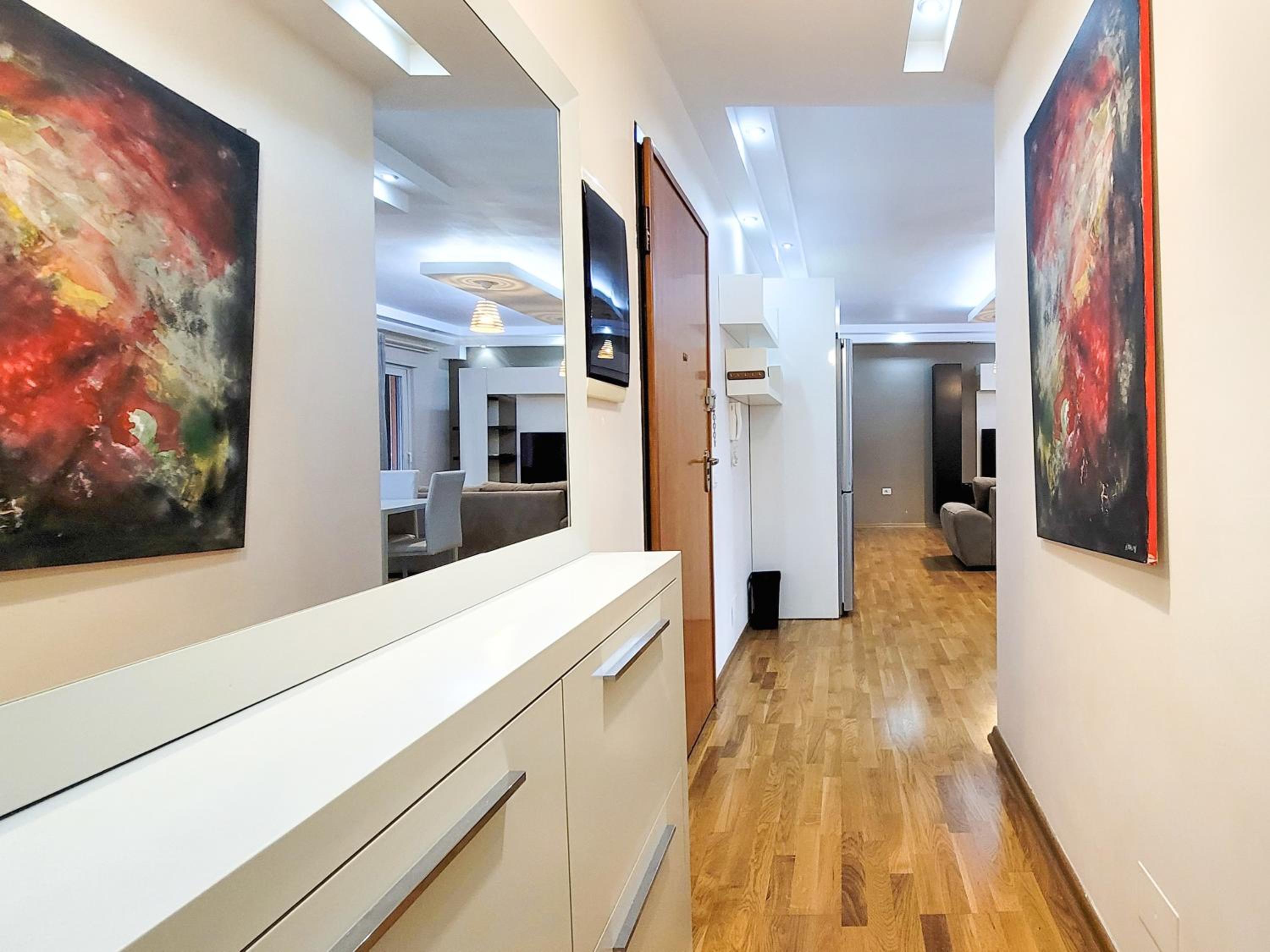 Modern 1BR Skyline City View - Central Tirana