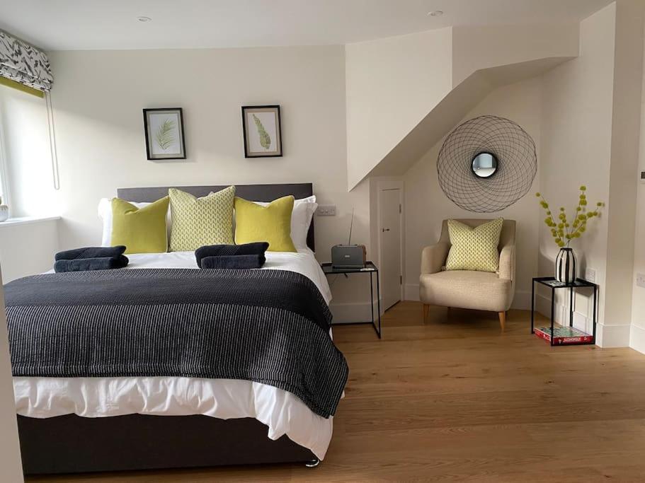 New studio apartment - minutes walk to Cathedral view 4