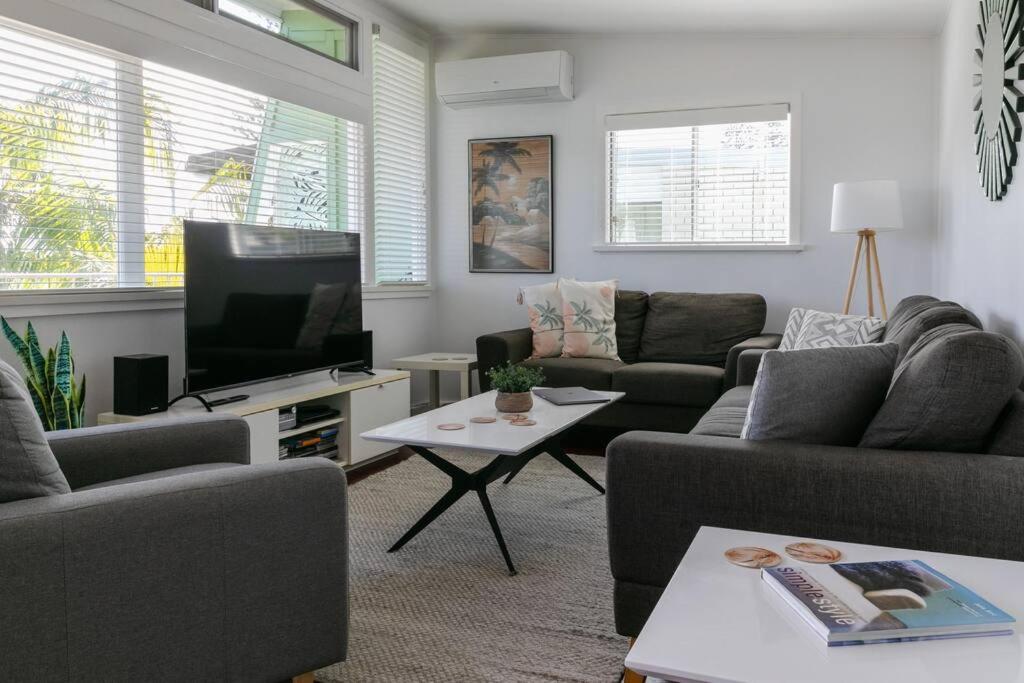 BEACHED @ YAMBA (water views, dog friendly, air con)