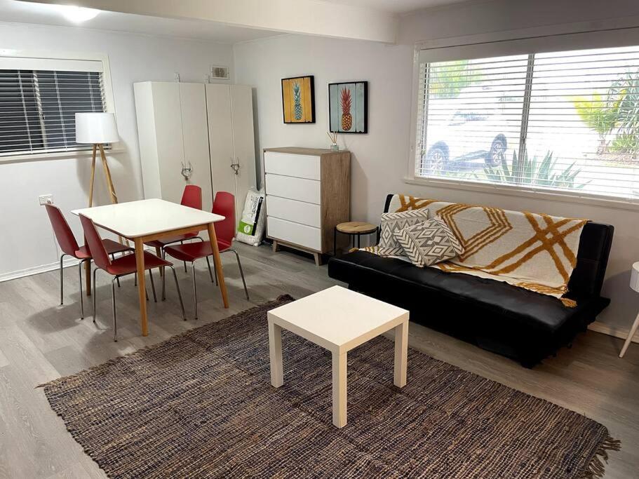 BEACHED @ YAMBA (water views, dog friendly, air con)