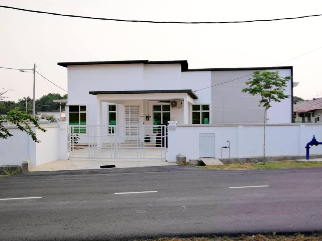 Homestay 88A Melaka for 9 pax with Private Pool, Smart TV, Netflix and Wifi photo 1