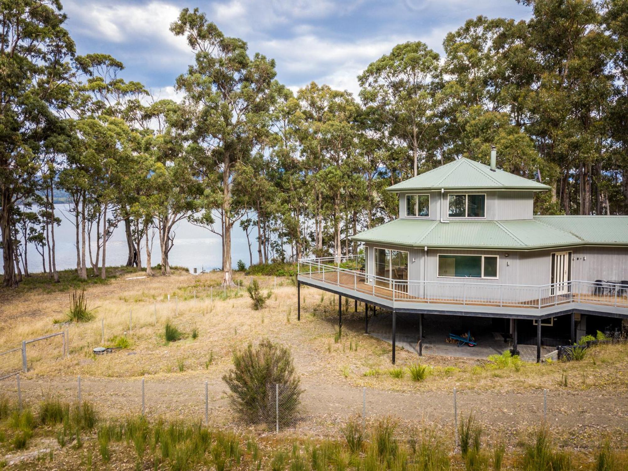 Tall Trees- Forest hideaway on Hastings Lagoon