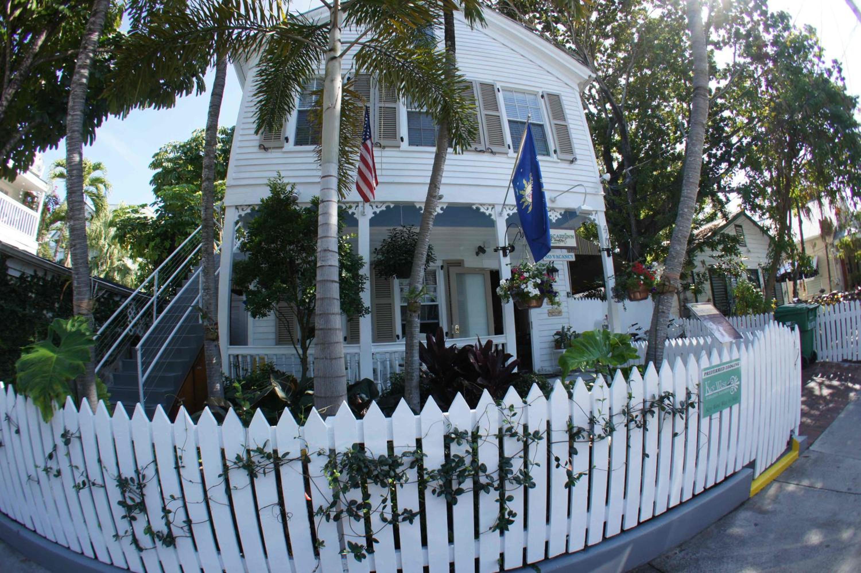 Seascape Tropical Inn