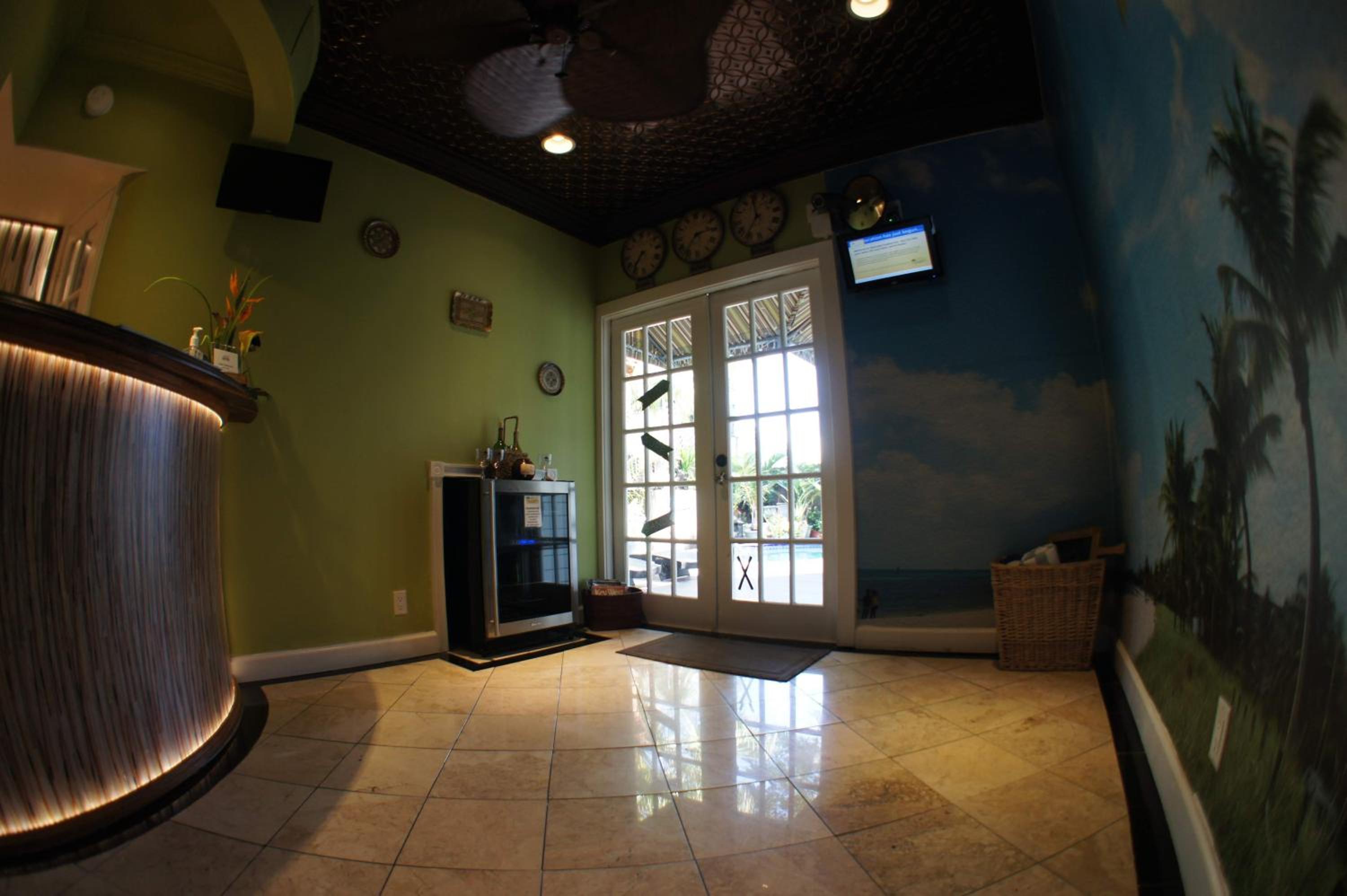 Seascape Tropical Inn