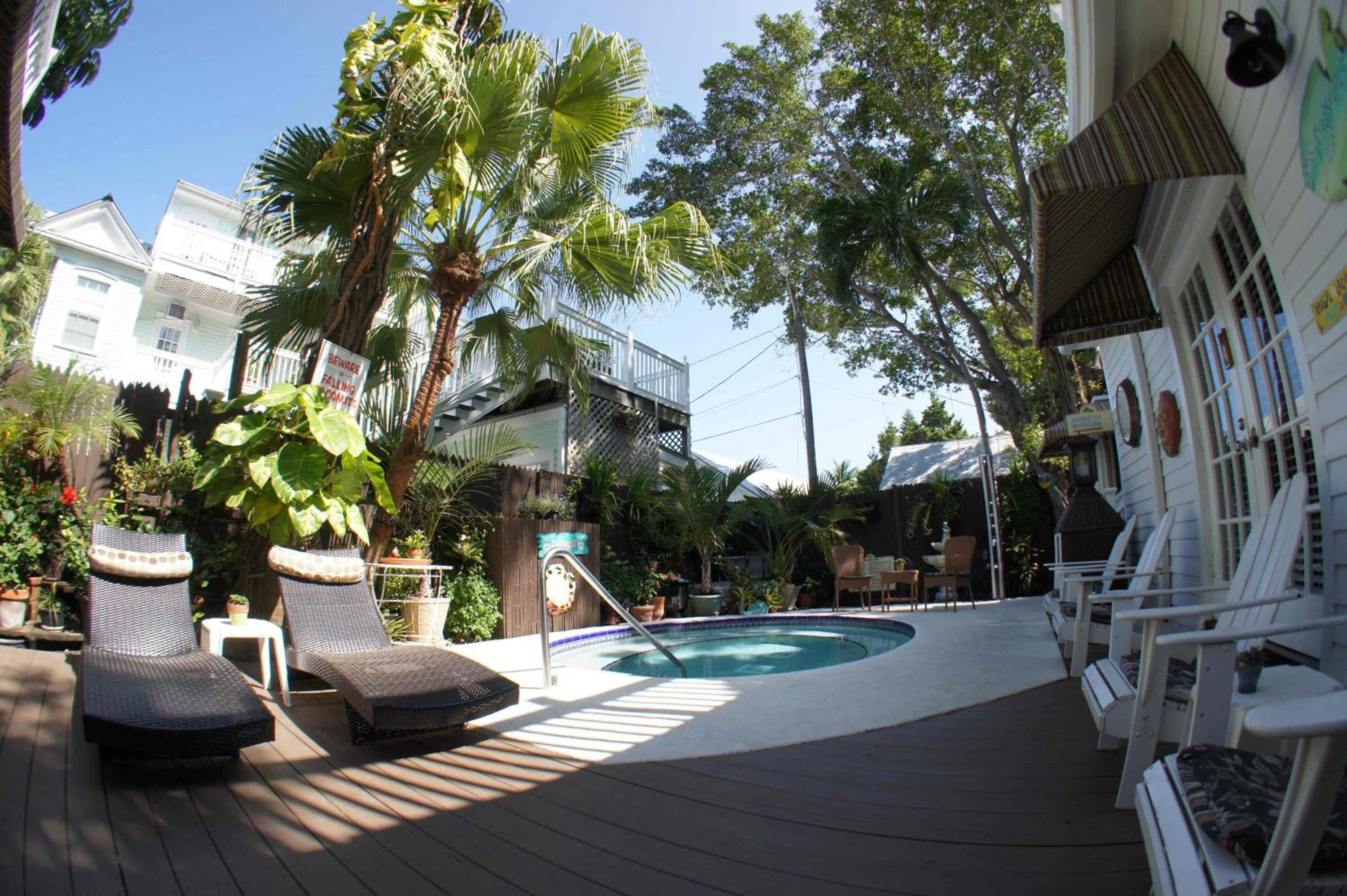 Seascape Tropical Inn
