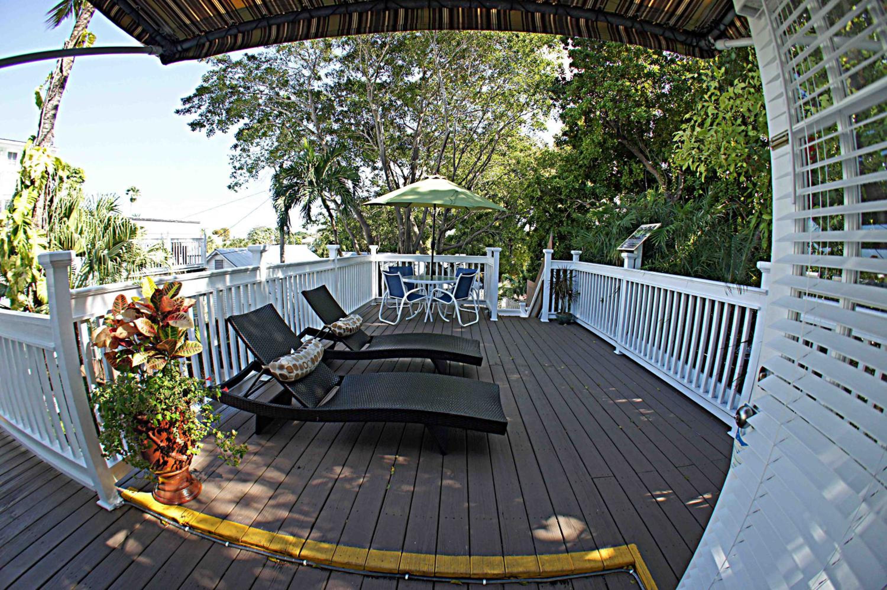 Seascape Tropical Inn