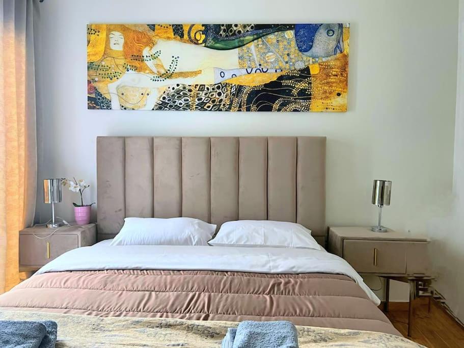 2BDR Boutique Full Apt in Plaka (BIG BALCONY)