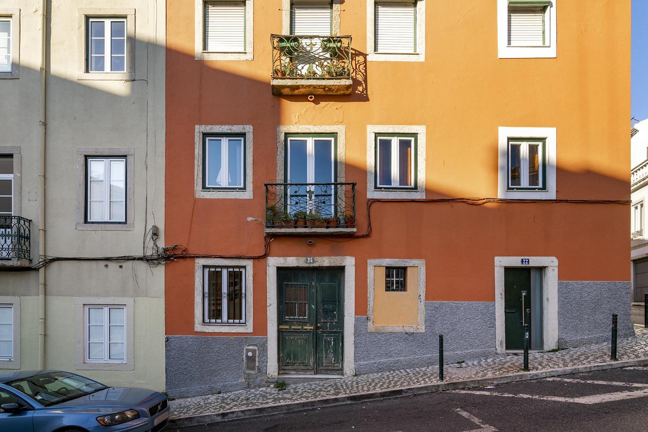 WHome Lisbon's Best Kept Secret: 2-Bed w/AC & Patio view 5