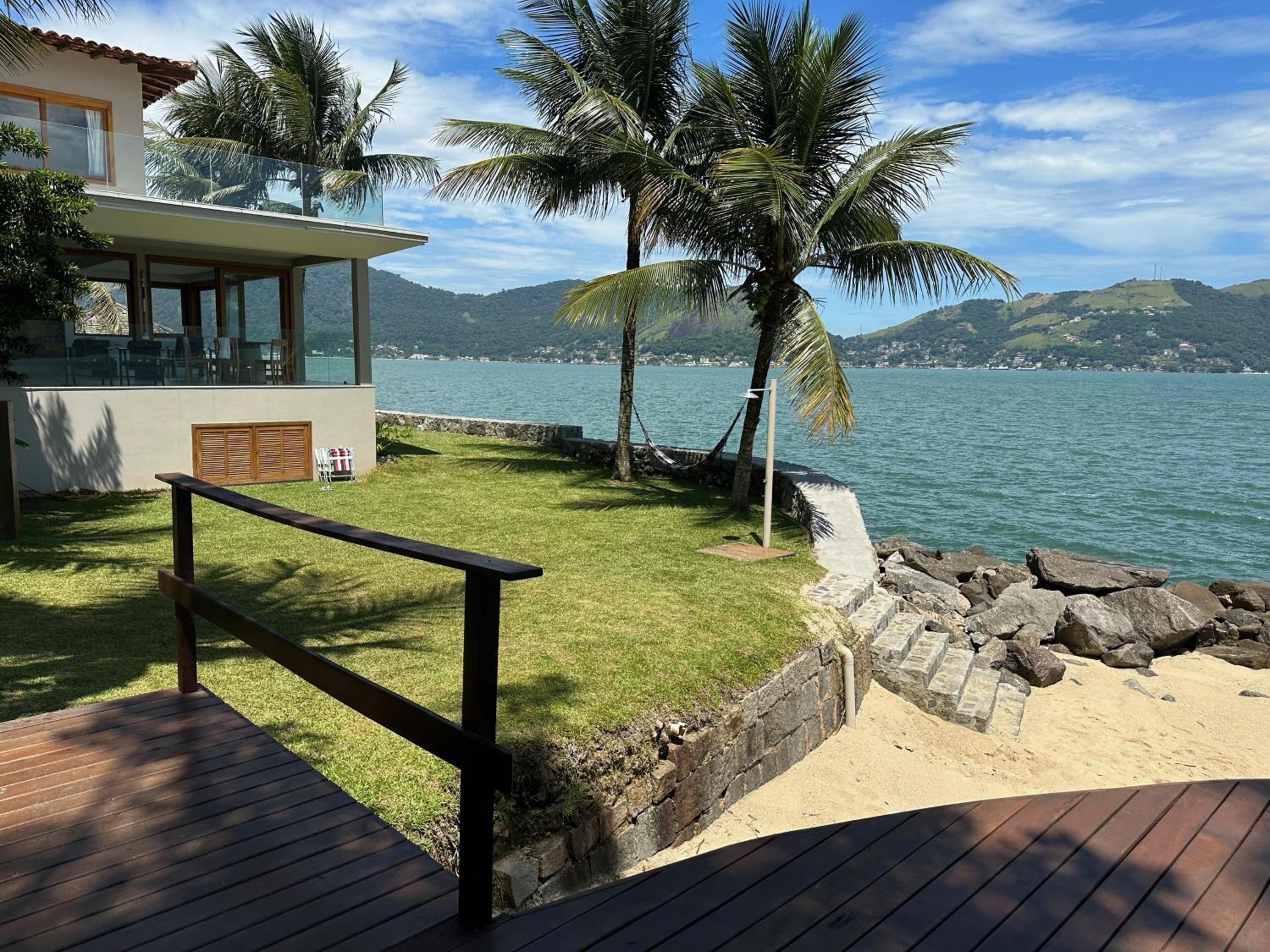 Casa com praia particular no condomínio Portobello