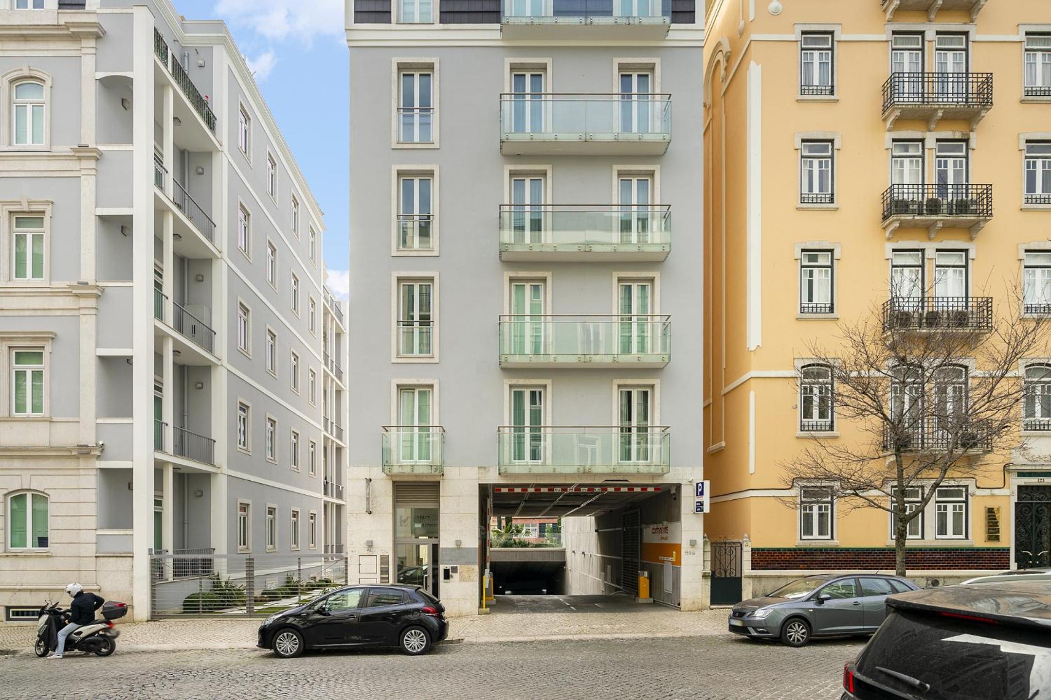 WHome Urban Retreat: Downtown Luxury, Parking, AC & Elevator view 5