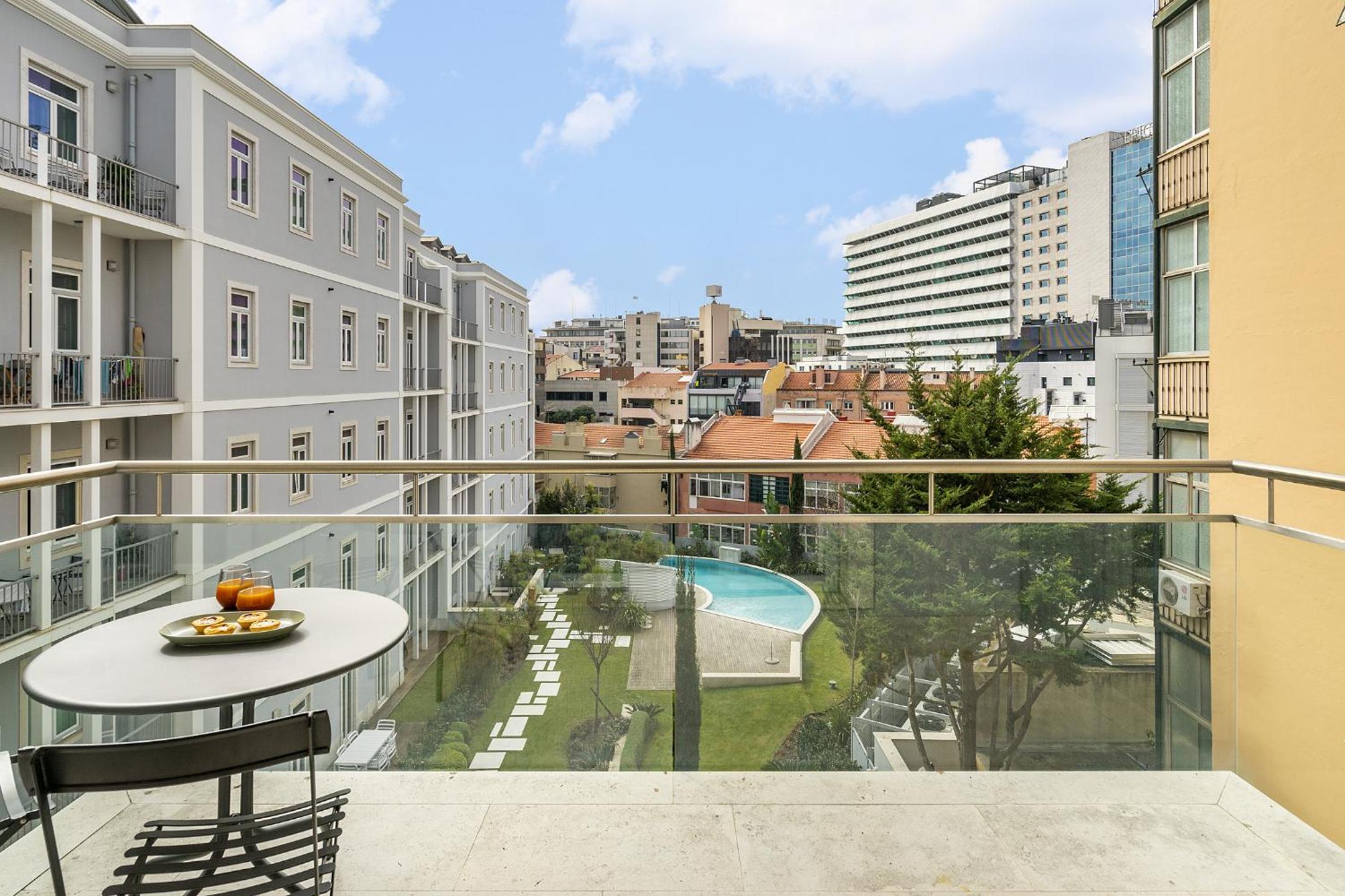 WHome Urban Retreat: Downtown Luxury, Parking, AC & Elevator view 4