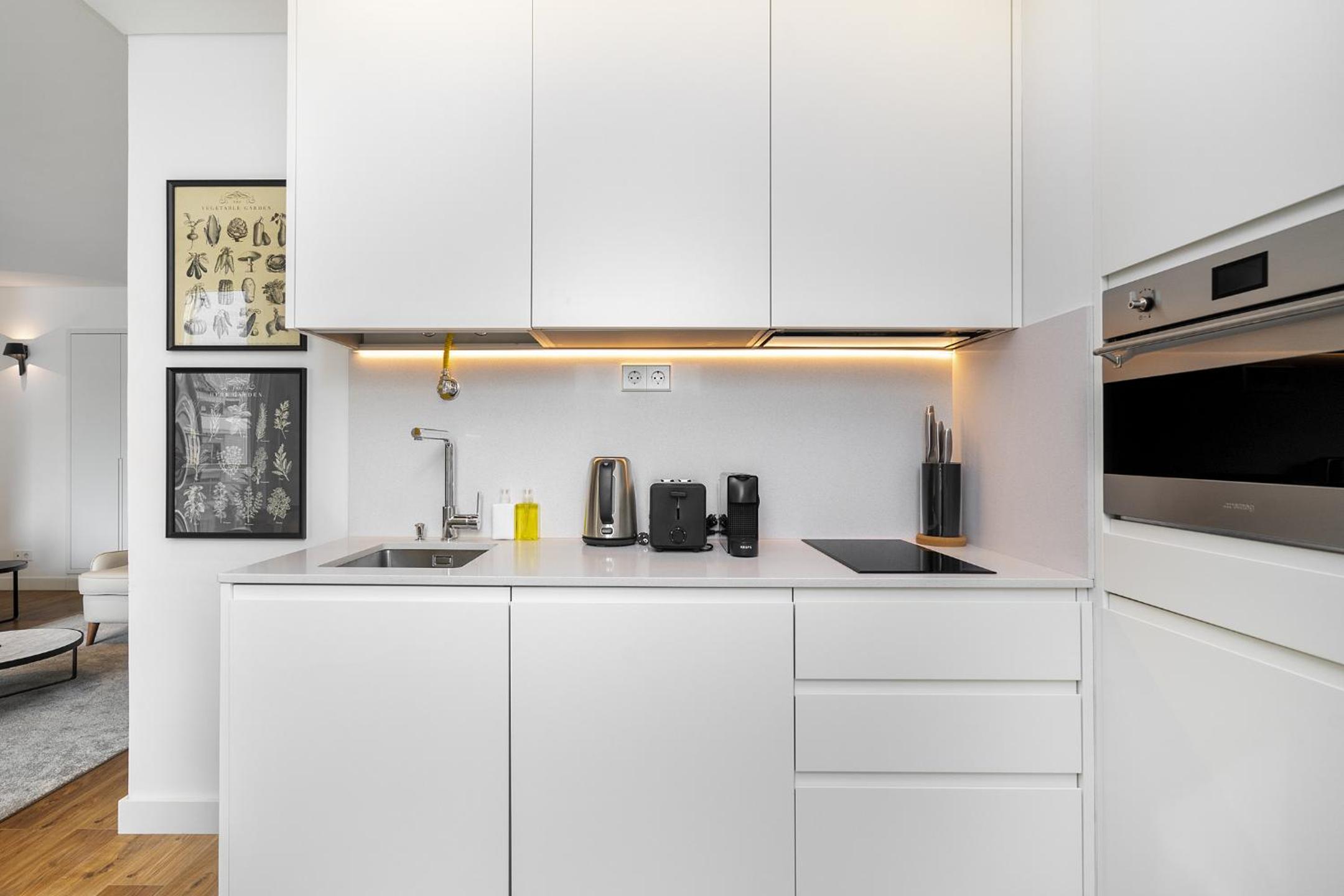 WHome Urban Retreat: Downtown Luxury, Parking, AC & Elevator view 2