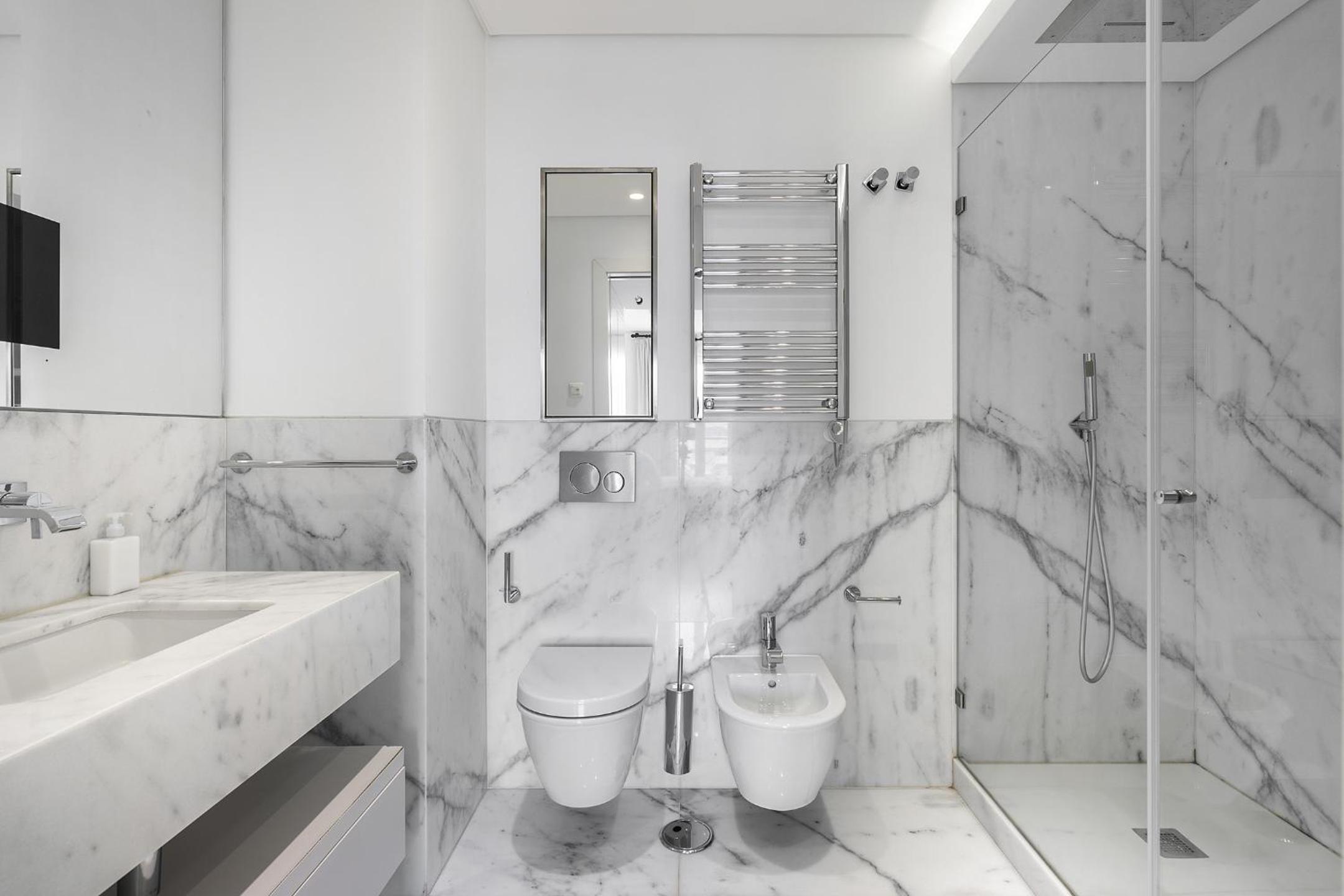 WHome Urban Retreat: Downtown Luxury, Parking, AC & Elevator view 3