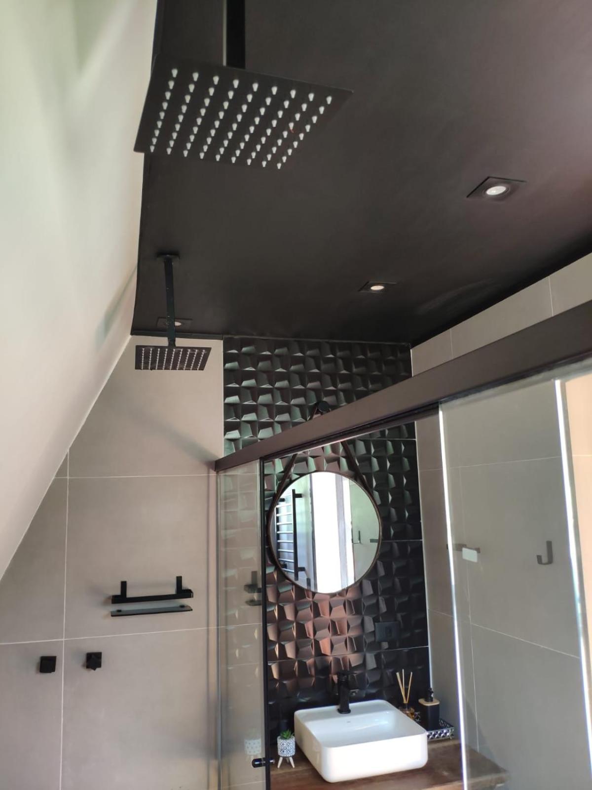 Triangle of the Sun Cabin | Mountain view | Hot tub | Air conditioning