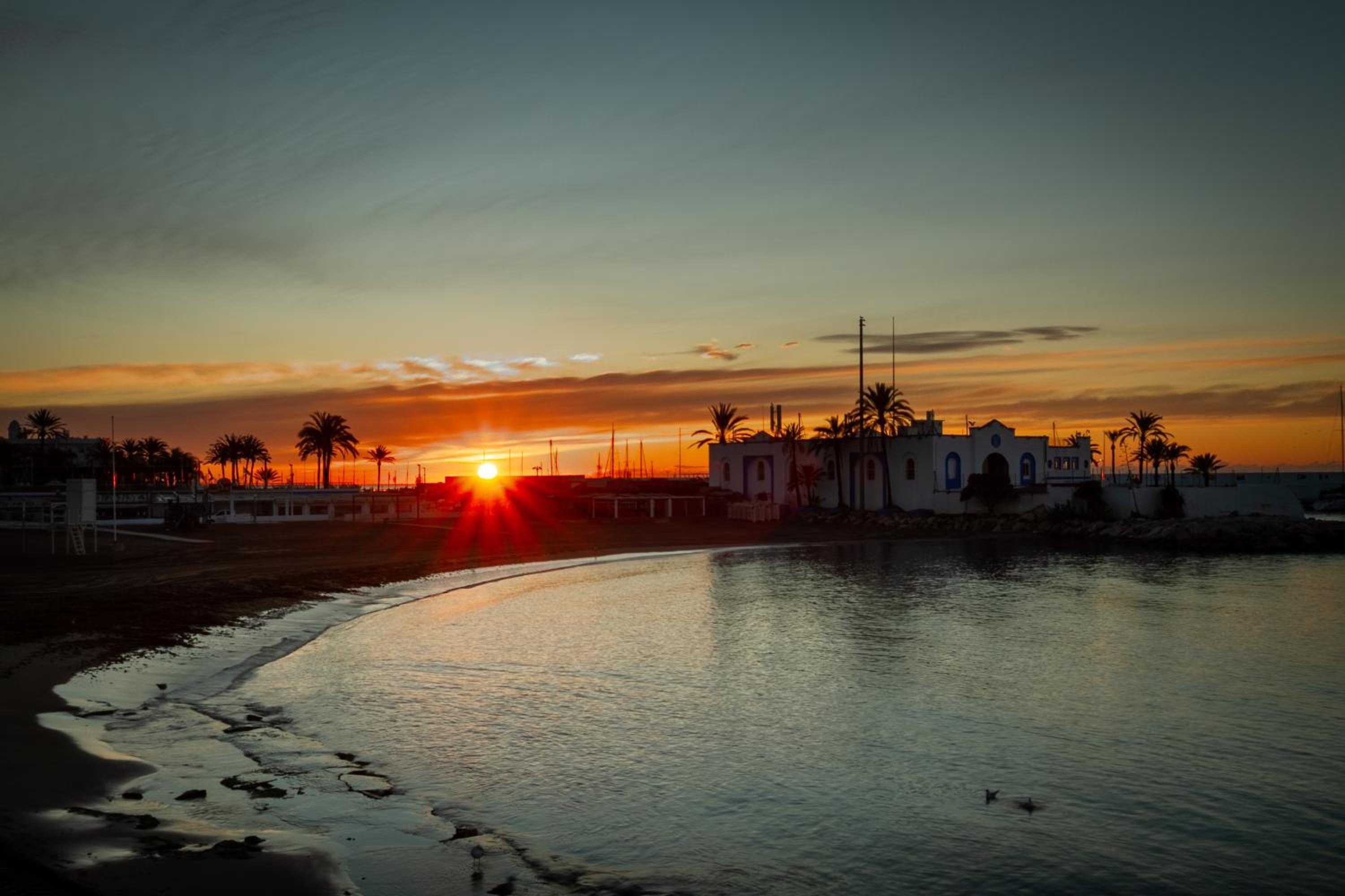 MARBELLA BANUS SUITES - Marbella Beach Front Suite Apartment