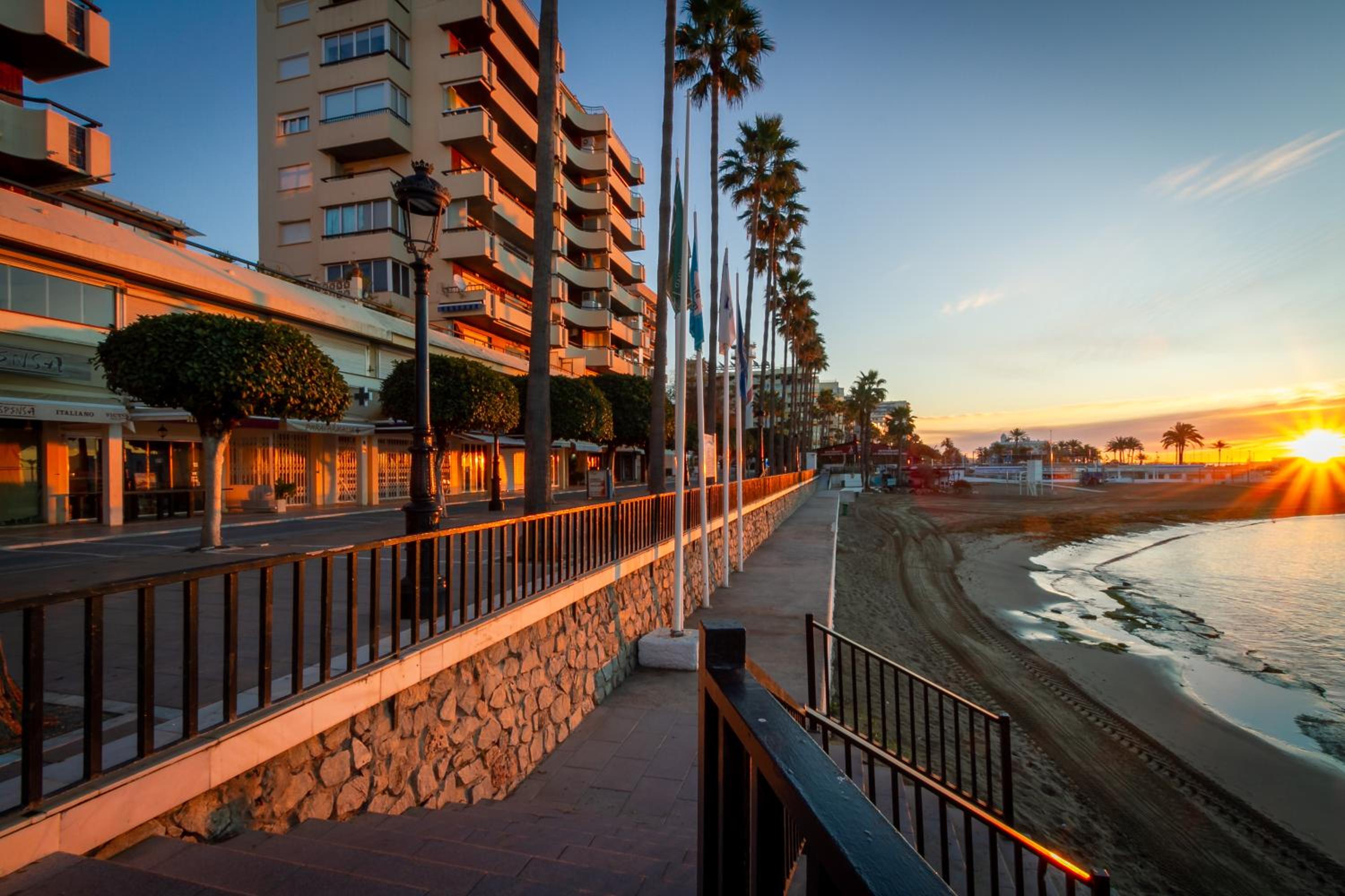 MARBELLA BANUS SUITES - Marbella Beach Front Suite Apartment