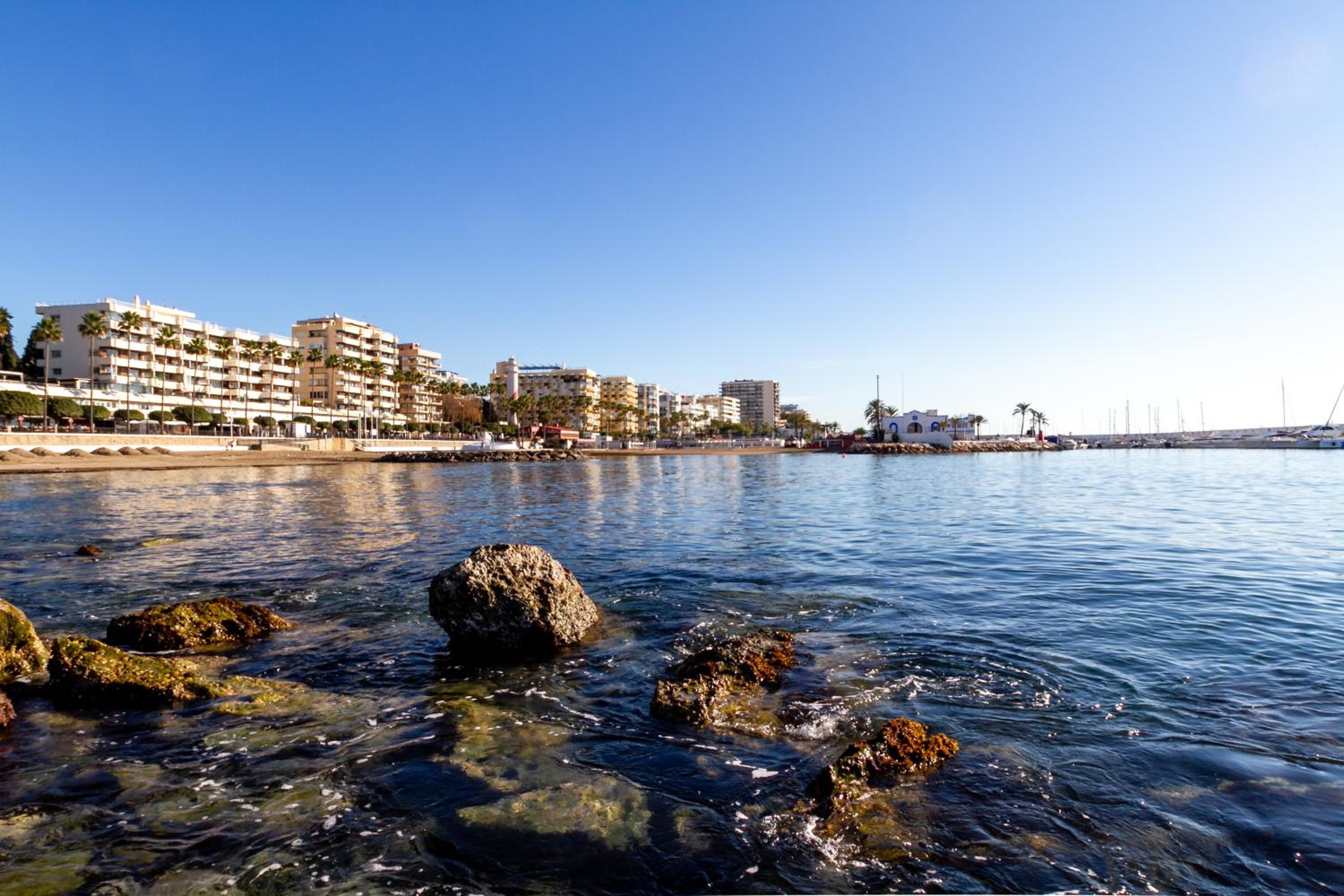 MARBELLA BANUS SUITES - Marbella Beach Front Suite Apartment