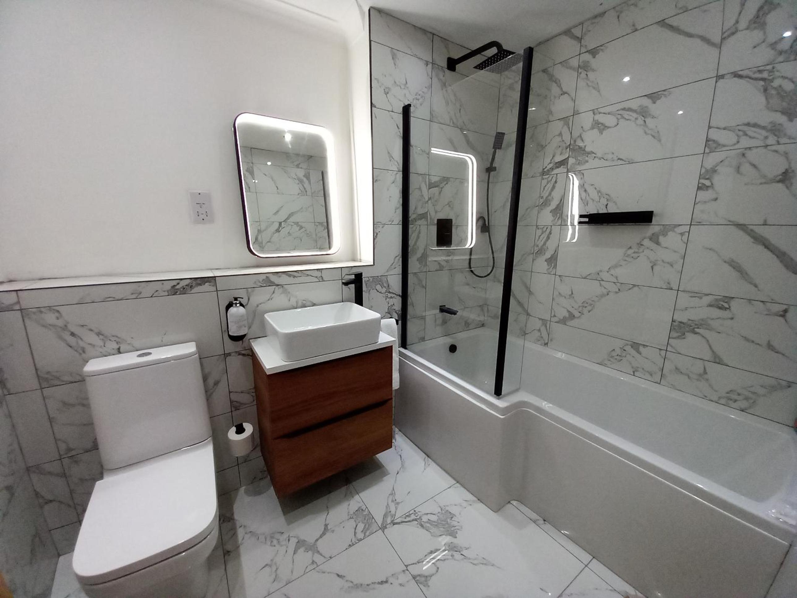 Ultra-Luxury City centre 2 bed apartment, with FREE parking view 2
