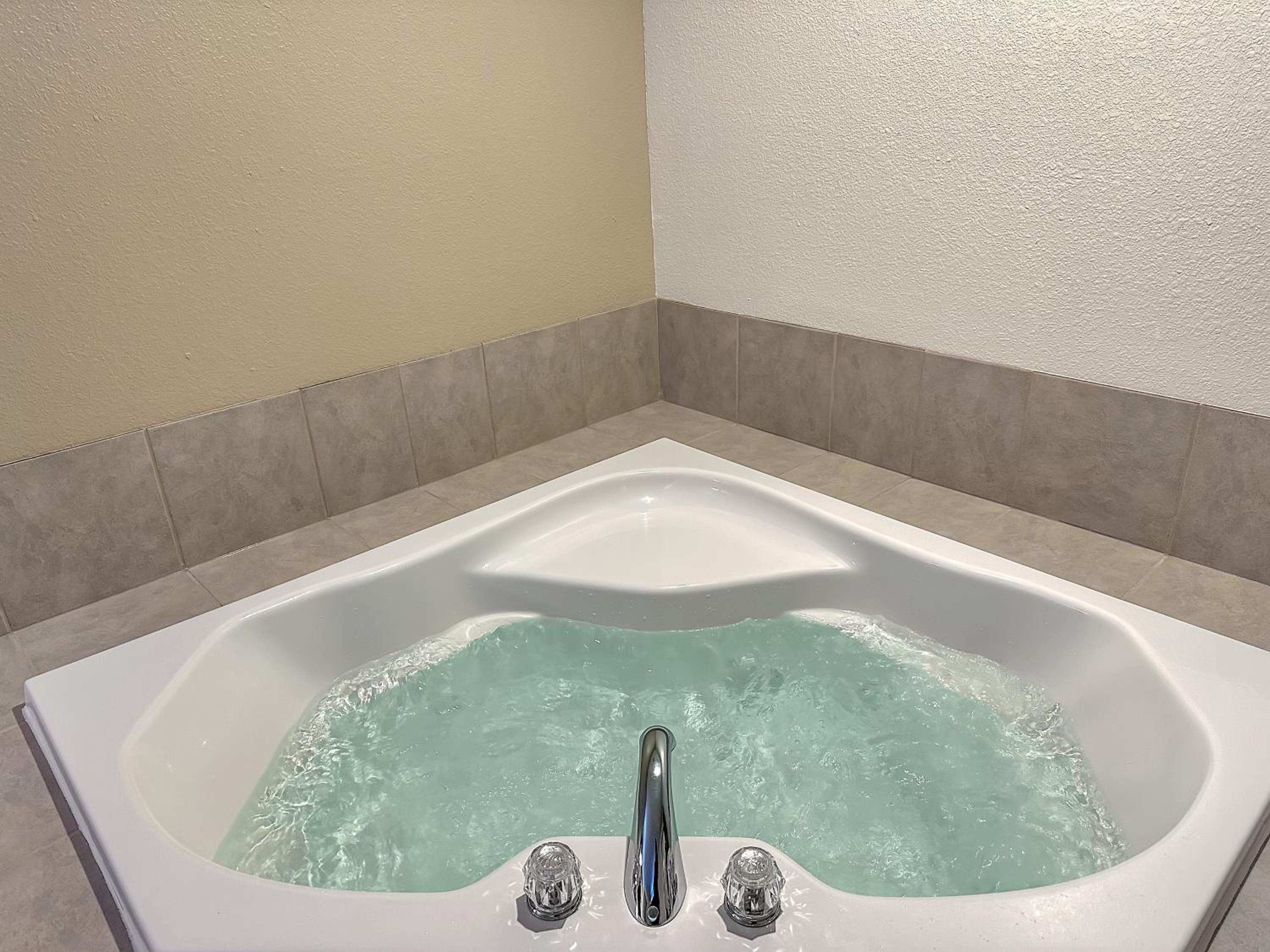 Estherville Hotel & Suites