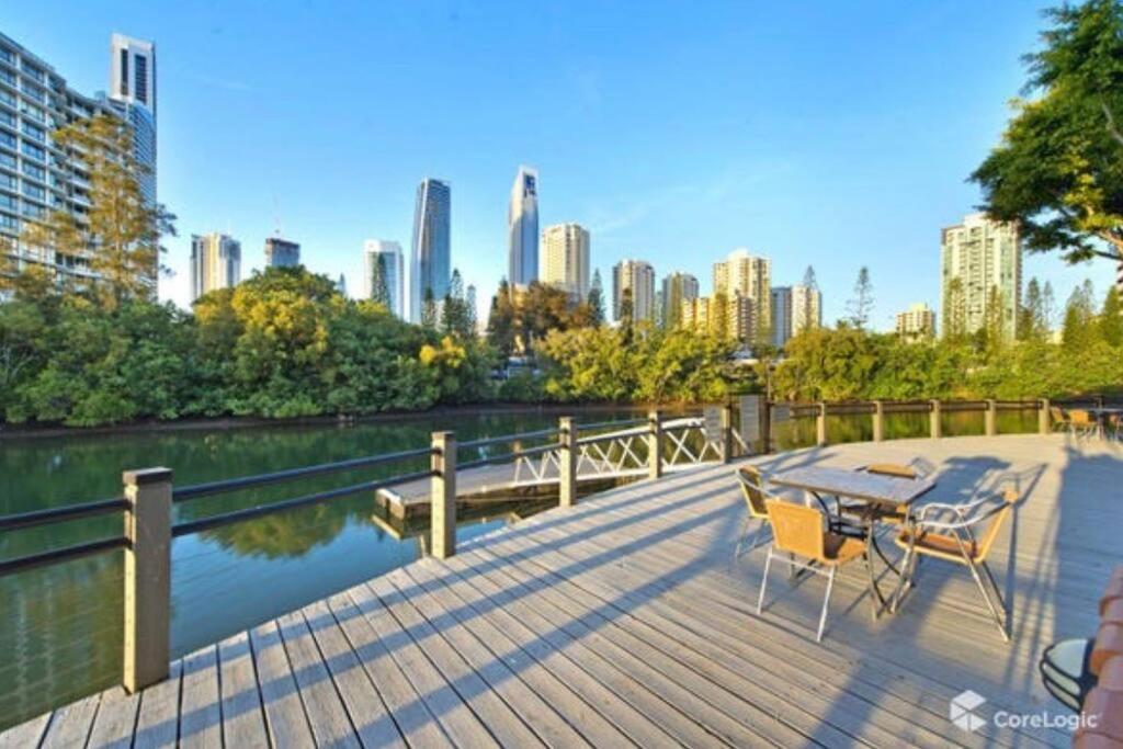 3 BLOCKS to SURFERS PARADISE BEACH
