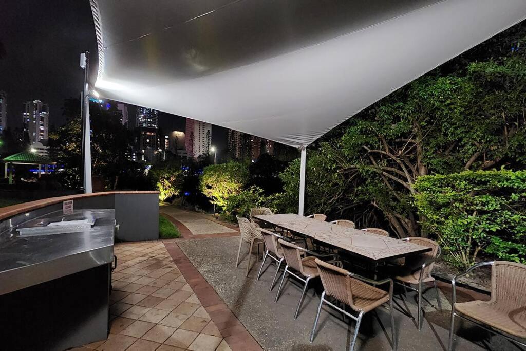 3 BLOCKS to SURFERS PARADISE BEACH