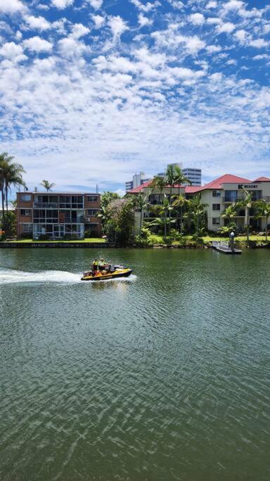 3 BLOCKS to SURFERS PARADISE BEACH