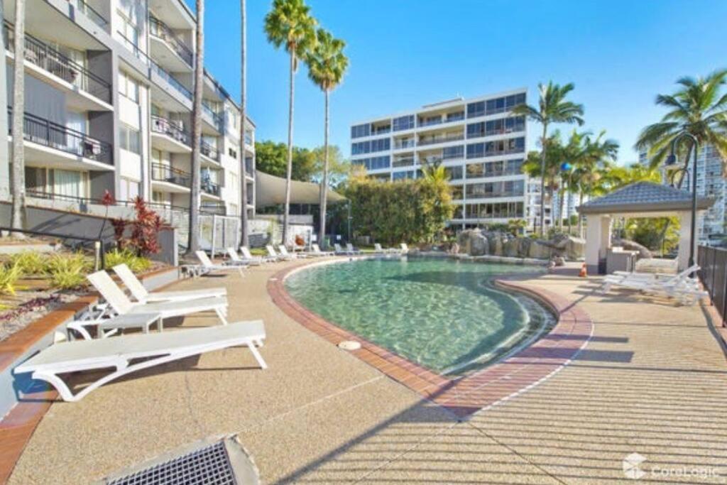 3 BLOCKS to SURFERS PARADISE BEACH