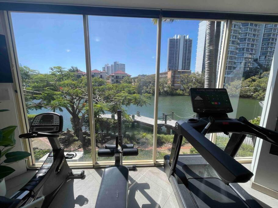 3 BLOCKS to SURFERS PARADISE BEACH