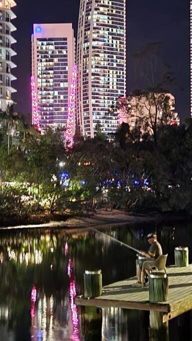 3 BLOCKS to SURFERS PARADISE BEACH