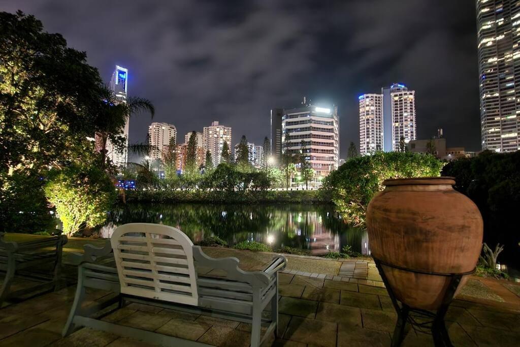 3 BLOCKS to SURFERS PARADISE BEACH