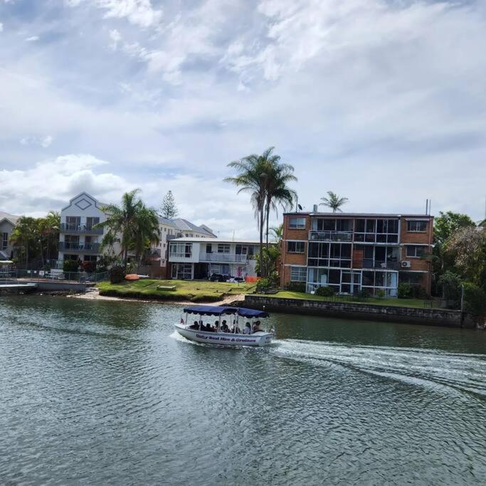 3 BLOCKS to SURFERS PARADISE BEACH