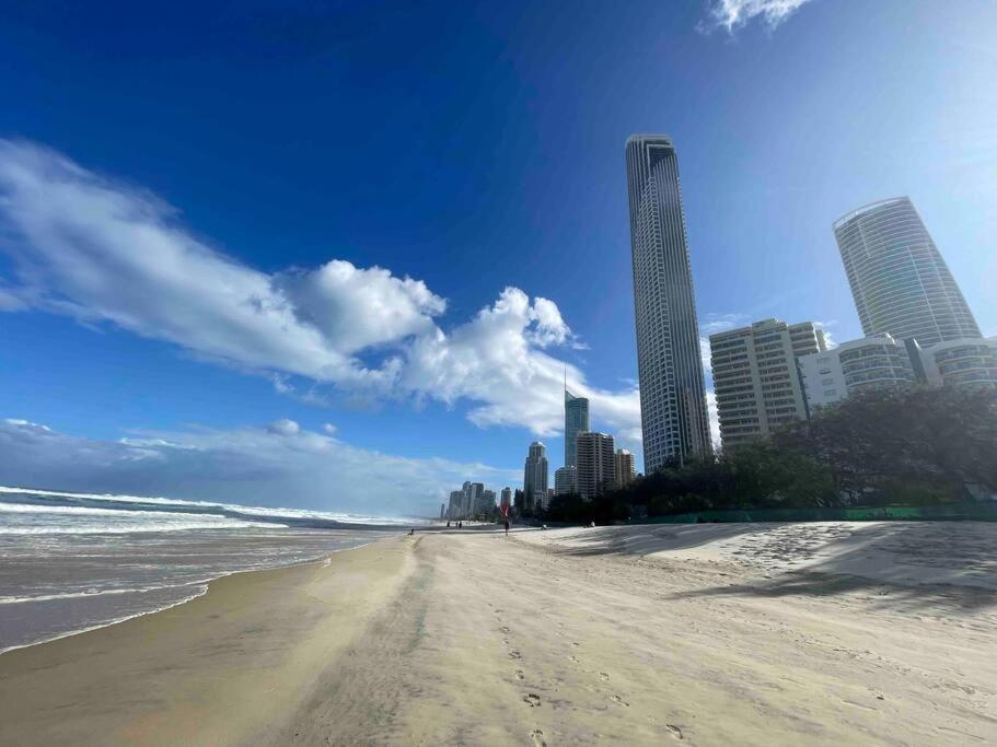3 BLOCKS to SURFERS PARADISE BEACH
