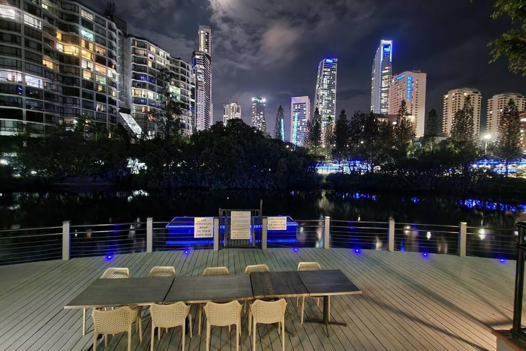 3 BLOCKS to SURFERS PARADISE BEACH