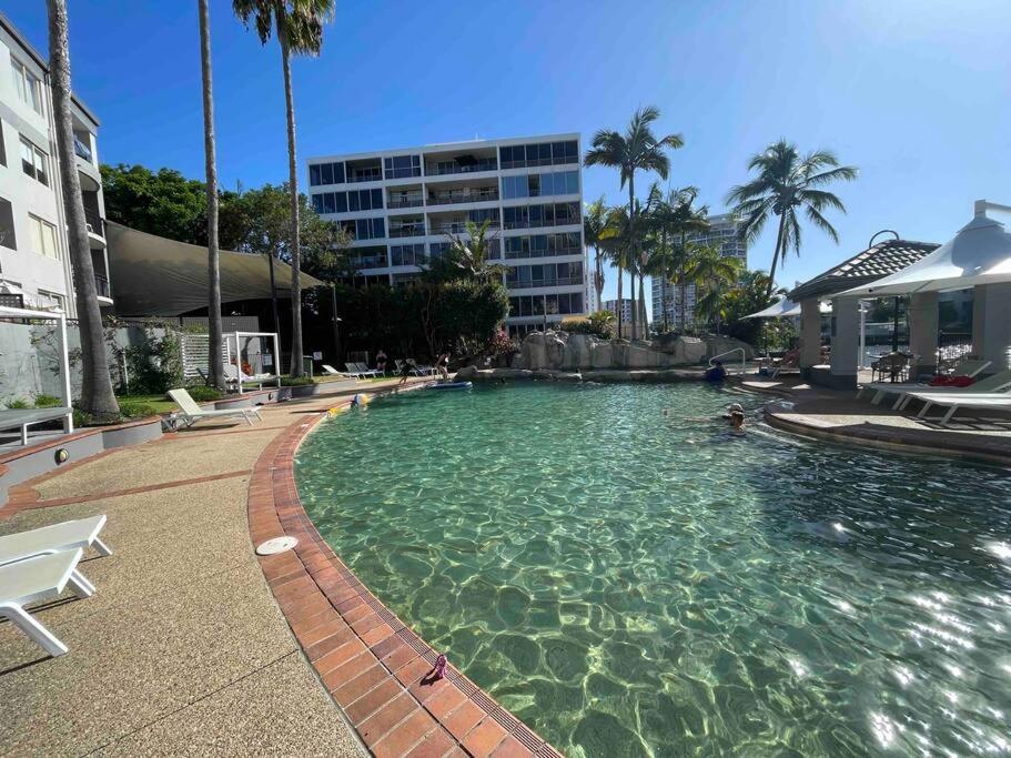 3 BLOCKS to SURFERS PARADISE BEACH