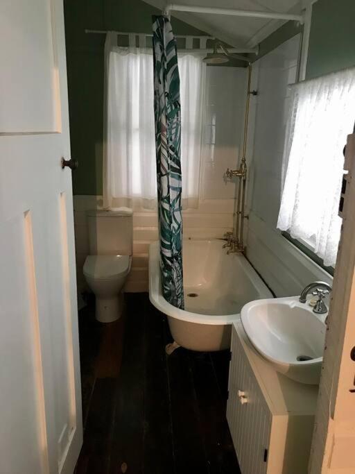 Original Surf Cottage in heart of Pottsville Beach