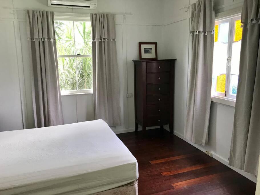 Original Surf Cottage in heart of Pottsville Beach