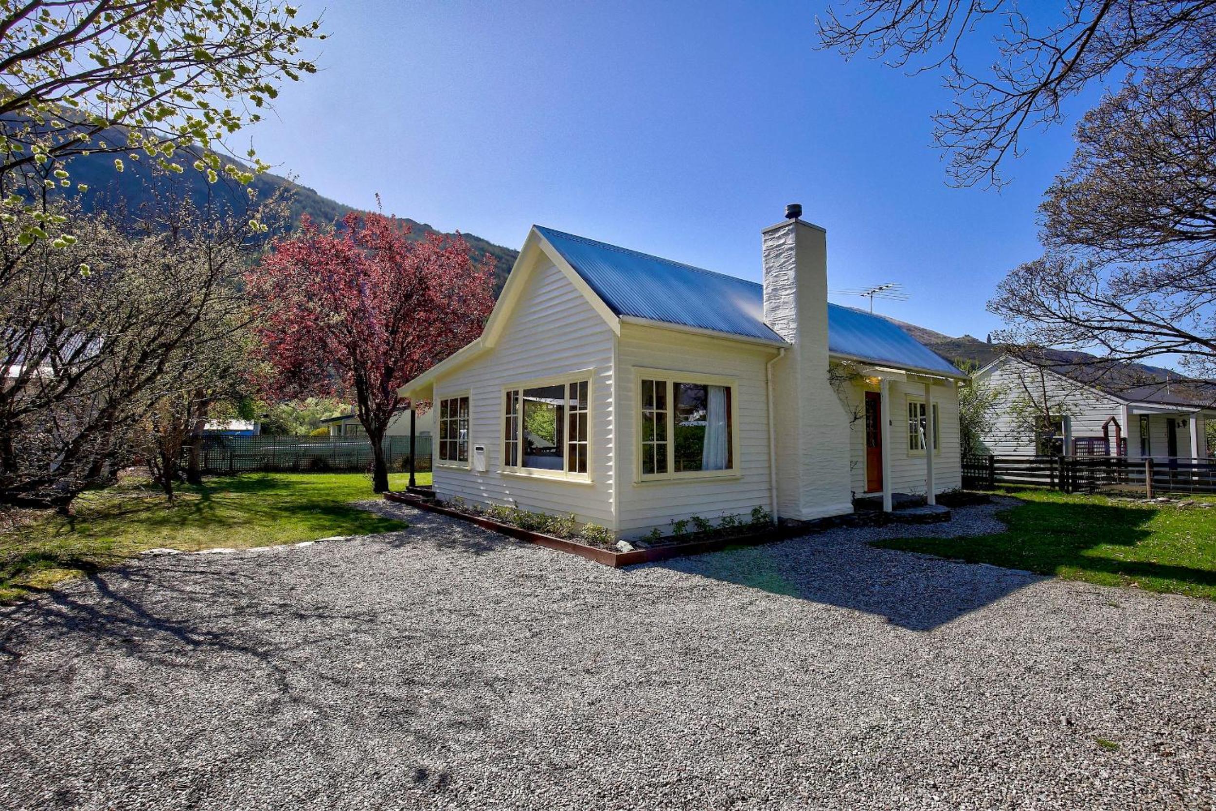 Hotel Aberdeen Cottage - Nestled in the Heart of Arrowtown - New! - Image 1