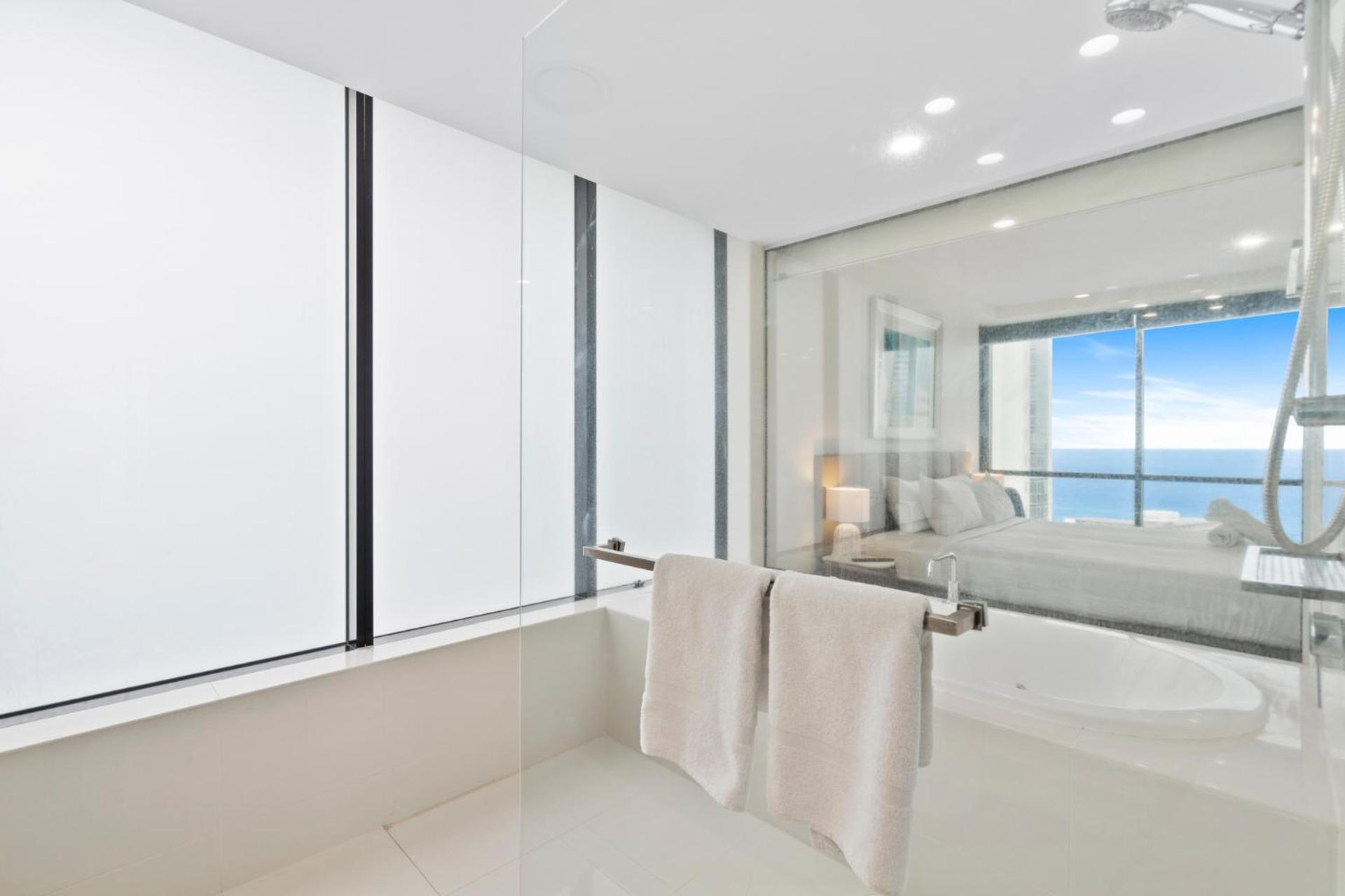 Circle on Cavill Contemporary Luxury and Spacious Three Bedroom Apartment