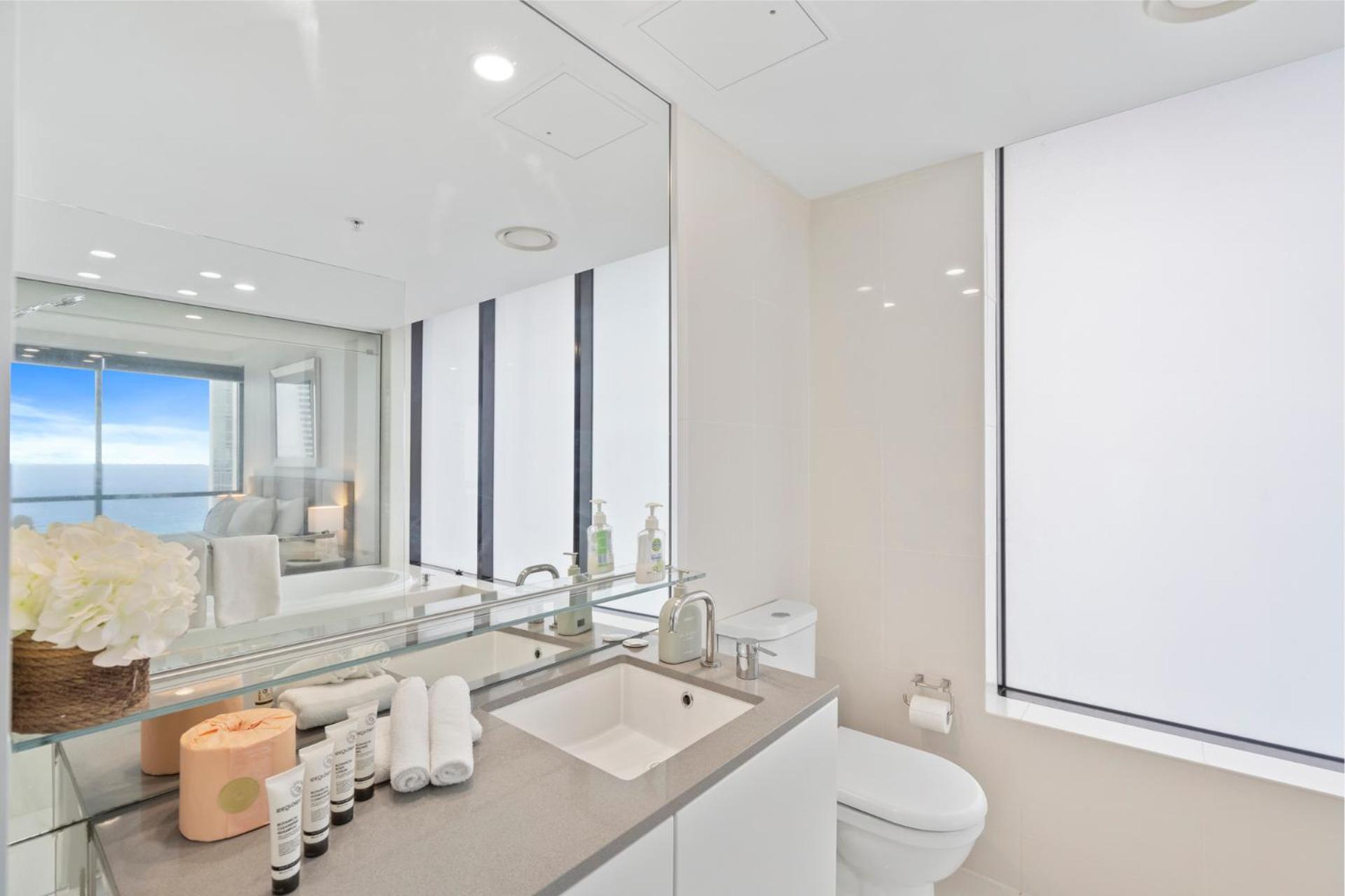 Circle on Cavill Contemporary Luxury and Spacious Three Bedroom Apartment